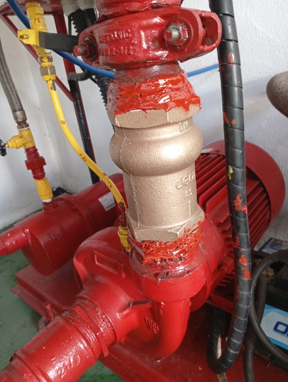 Conjunto vermelho de bomba de incêndio com válvulas