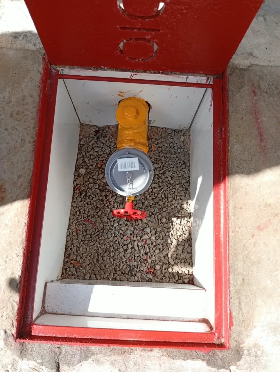 Ponto de hidrante instalado em caixa no piso