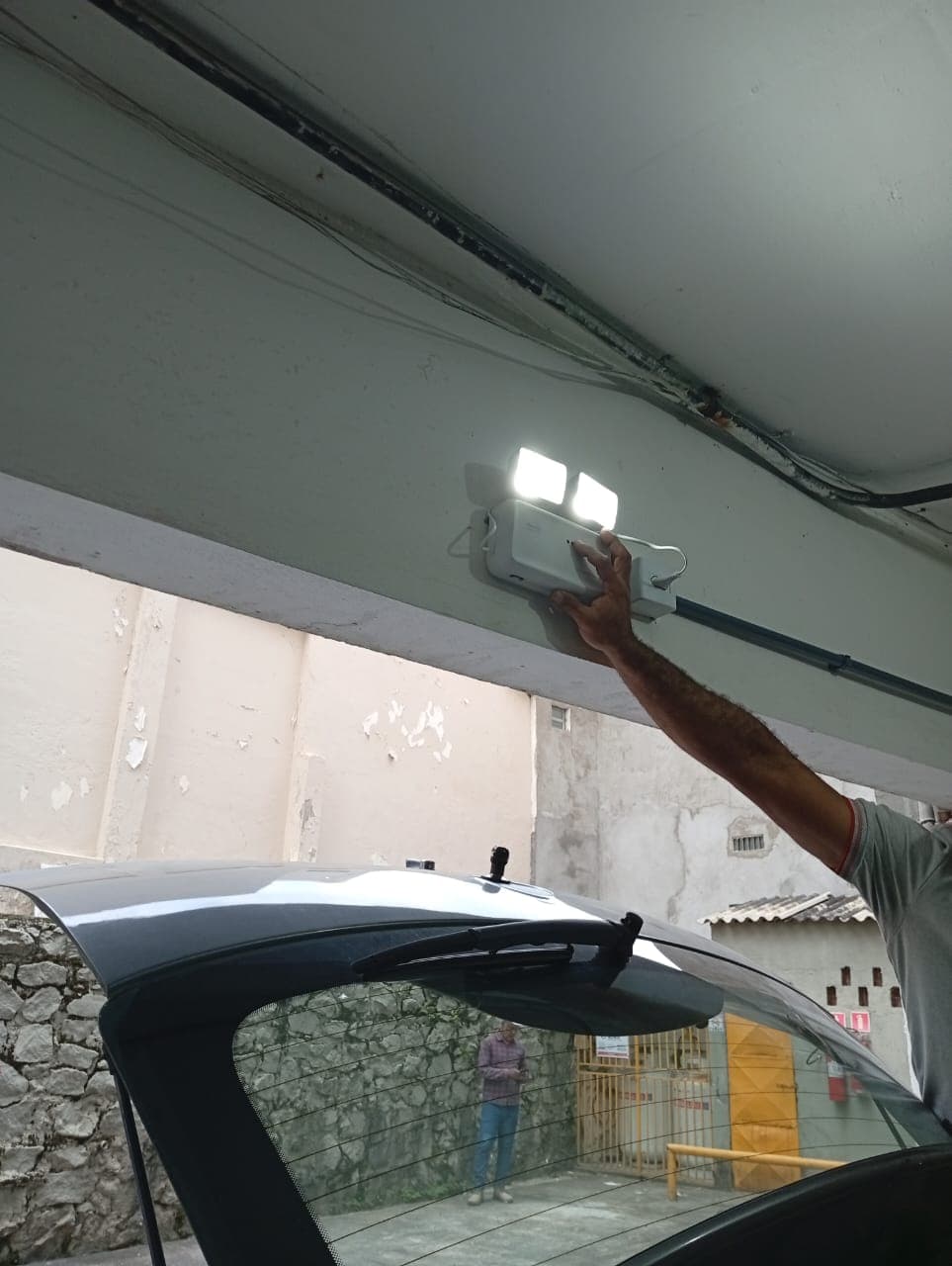 Luminária de emergência instalada na parede
