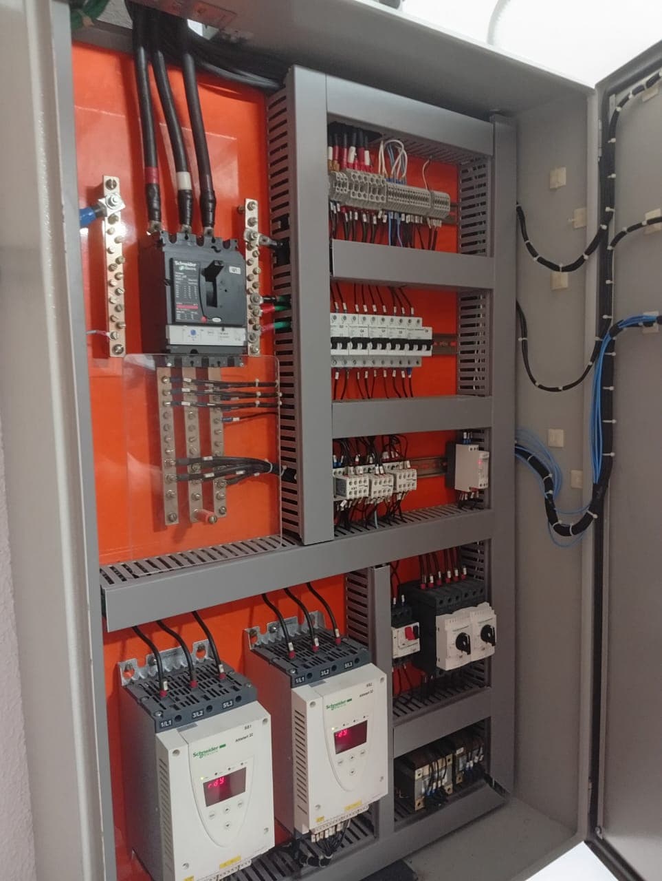 Quadro de comando elétrico aberto com componentes organizados