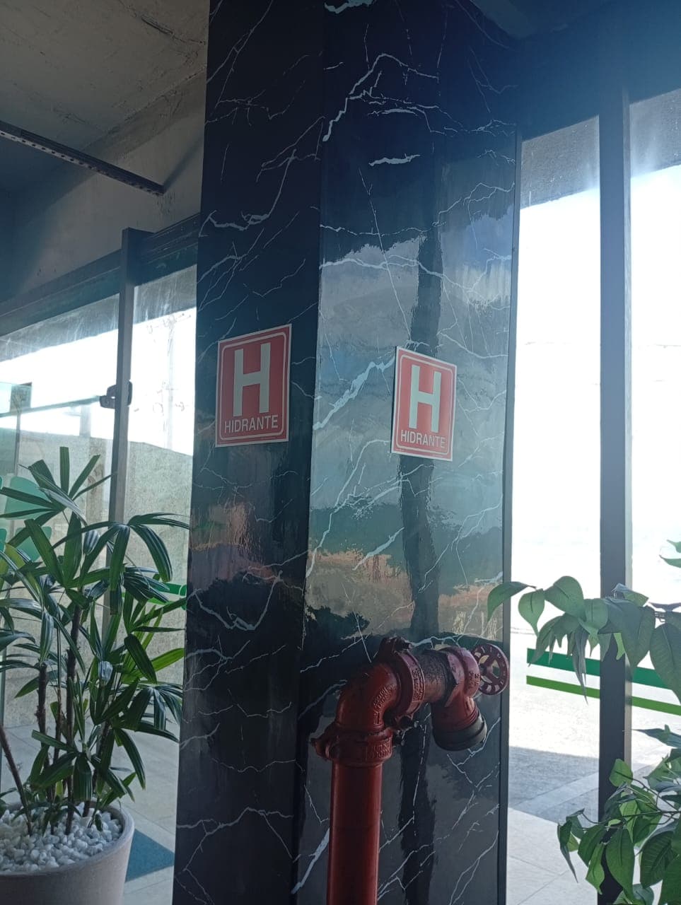 Ponto de hidrante com placas de sinalização